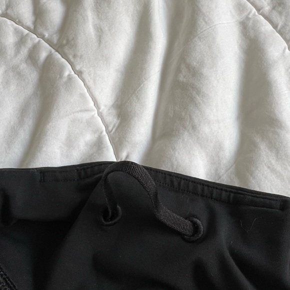 Lululemon | Black Leggings back pocket - Picture 5 of 9